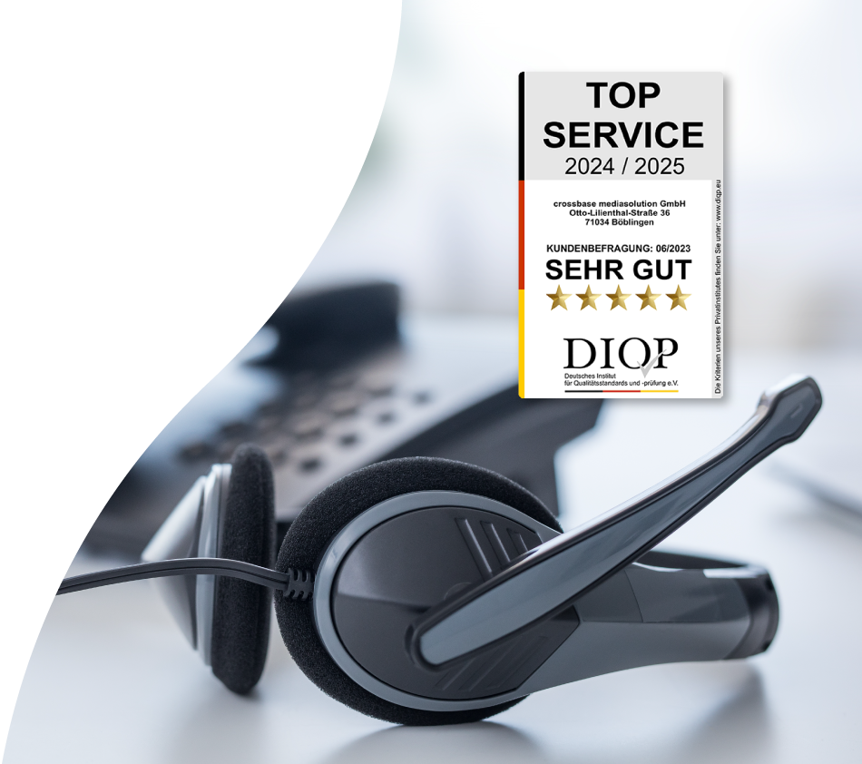 In the foreground is the Top Service logo for the year 2024/25 personalized on crossbase. In the background is a table with a headset and a corded telephone. Both stand for the accessibility and service of crossbase.